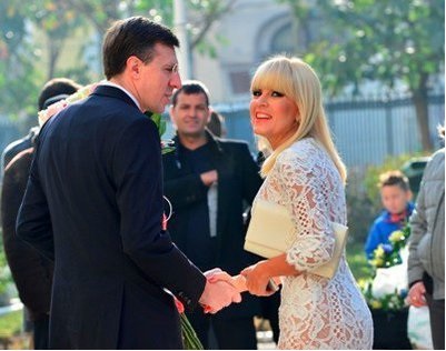 Elena Udrea, într-o ținută scumpă. Iulia Albu, deloc impresionată - botez7victorciupuliga-1386000854.jpg