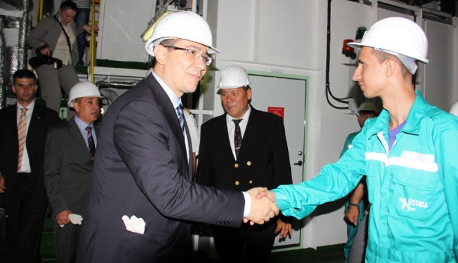Premierul Victor Ponta și doi miniștri  au dat strălucire botezului navei 