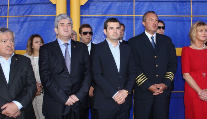 Premierul Victor Ponta și doi miniștri  au dat strălucire botezului navei 