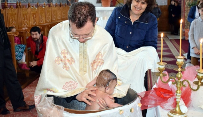 Botez social la Cumpăna. Doi copii abandonați au fost creștinați - botezsocialcumpana-1491743390.jpg