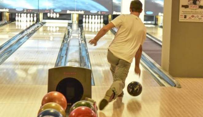 E decembrie, e… bowling! - bowling-1450810545.jpg