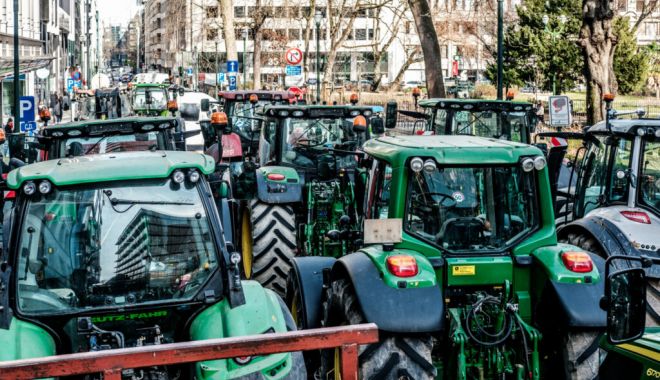 E HAOS LA BRUXELLES, într-un moment cheie! Zeci de tractoare blochează străzile - br-1706789633.jpg