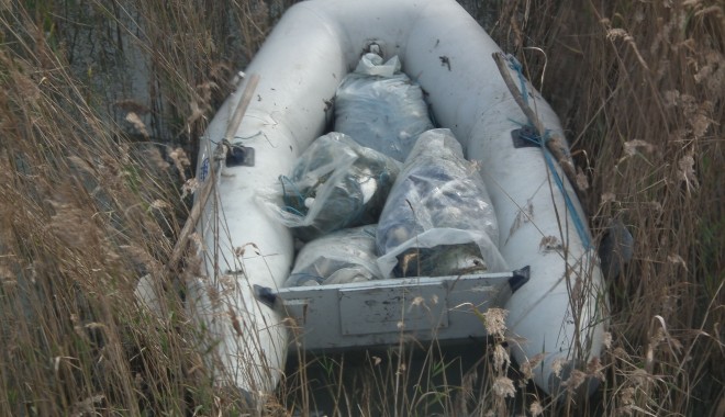 Peste 400 de kilograme de pește confiscate de polițiștii de frontieră - braconieri1-1351849972.jpg