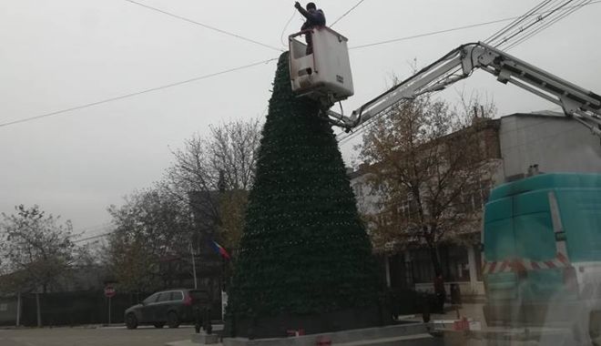 Monumentul eroilor dintr-o comună a fost transformat în brad de Crăciun - brad-1544101009.jpg