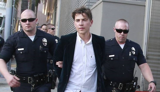 Brad Pitt, atacat pe covorul roșu - bradagresor185d989b16d-1401375112.jpg