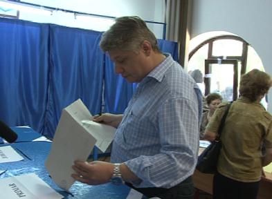 Primarul Ovidiu Brăiloiu a votat pentru corectarea nedreptăților - brailoiuvotstill001-1339335226.jpg