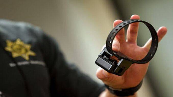 Bărbat aflat sub supraveghere electronică, și-a vândut dispozitivul de monitorizare cu 200 de lei - bratara-1768483412.webp