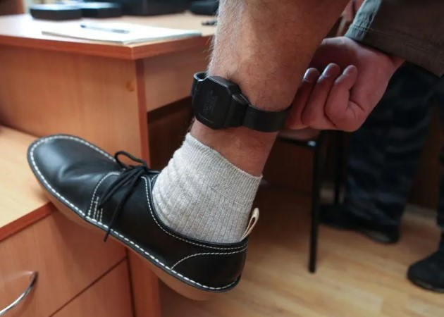 Un tânăr a dat foc brățării de supraveghere electronice și a fost reținut de polițiști - bratara-electronica-1772445293.webp