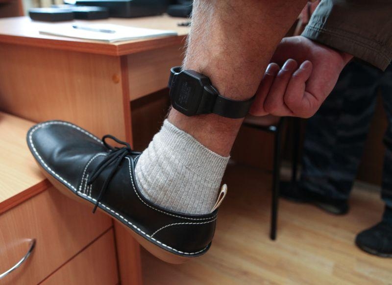 Bărbat arestat după ce și-a distrus brățara electronică impusă pentru violență domestică - bratara-electronica-galati-1774439270.webp