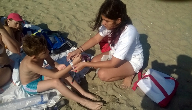 Brățara de vacanță salvează copiii care se pierd pe litoral - brataradevacanta-1500048542.jpg