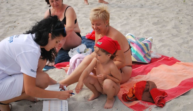 3.000 de brățări de vacanță, împărțite copiilor în stațiunea Mamaia - brataravacanta-1373455503.jpg
