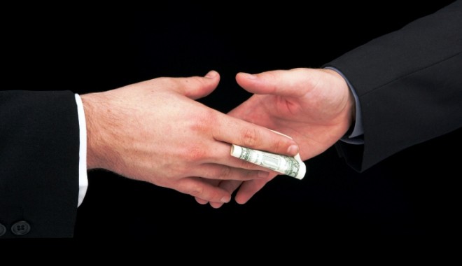 Polițiștii prinși în timp ce luau mită, lăsați în libertate - bribe-1386839572.jpg