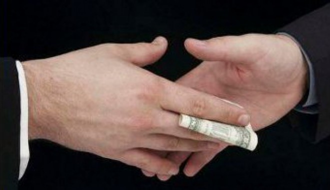 Un polițist a refuzat o mită de 1.000 de euro pe lună! - bribe17422700-1350572812.jpg