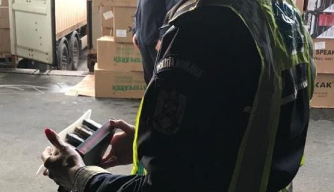 Brichete susceptibile a fi contrafăcute, ridicate de poliţişti - brichete-1609252946.jpg