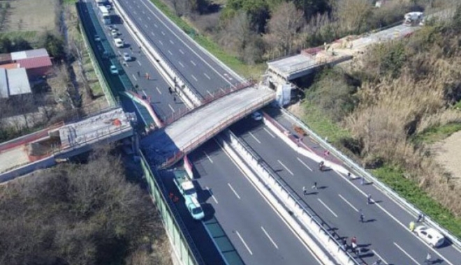 POD PRĂBUȘIT pe o autostradă din Italia. DOI MORȚI, mai mulți răniți. Printre victime, și români - bridgecollapse86081233665600-1489104711.jpg