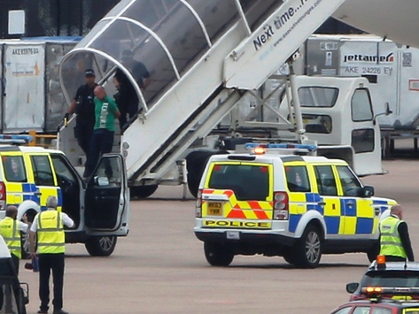 PANICĂ LA MANCHESTER / AEROPORTUL A FOST EVACUAT DE URGENȚĂ - britainairplaneincident-1499250025.jpg