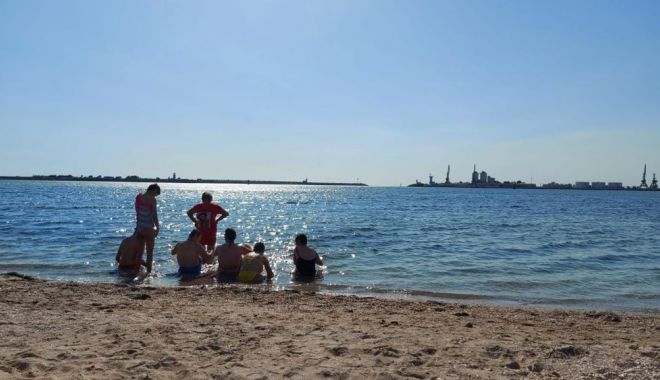 Beneficiarii centrelor de plasament, pe plajă, la vânătoare de scoici