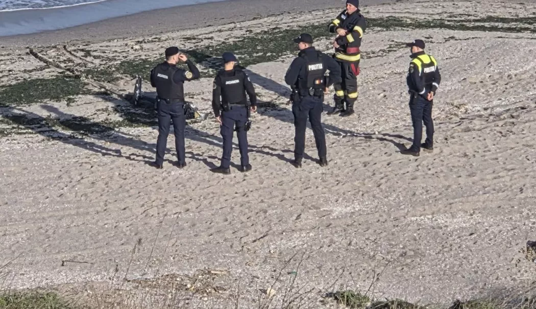 Alertă pe litoralul românesc! Aripa unei drone a fost găsită pe plajă din Tuzla - bucatidedronaplajatuzla6-1775235263.webp