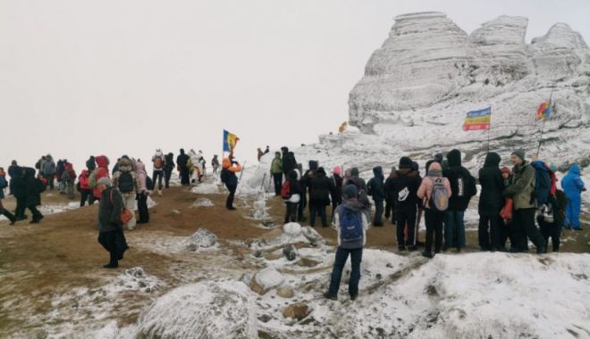 Fenomen paranormal rar la Sfinxul din Bucegi, sute de oameni au participat la piramida energetică - bucegi-1638114379.jpg
