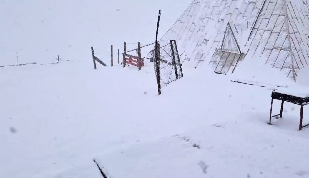 Peisaj hibernal, aproape de jumătatea lunii mai, pe platoul Bucegi. Turiştii au experimentat mai multe anotimpuri, în câteva ore