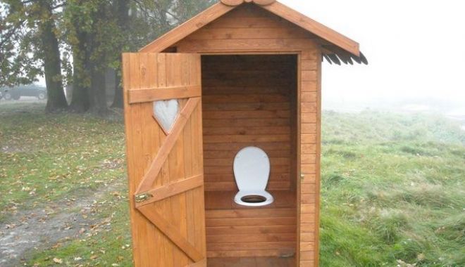 România în război cu WC-ul din fundul curții. Guvernul intervine