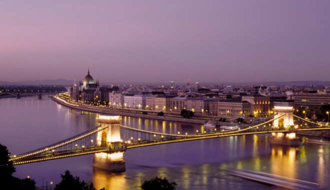 Explozie la sediul unei bănci din Budapesta - budapest-1389631118.jpg