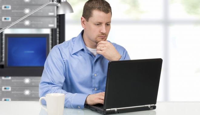 Internetul fix a fost pus la încercare în 2020. De ce F5G revoluționează conexiunea fixă - buisnesswhitemanoncomputer-1590508057.jpg
