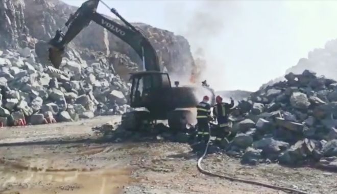 VIDEO / INCENDIU ÎNTR-O CARIERĂ DE PIATRĂ din județul Constanța - buldo-1594022909.jpg