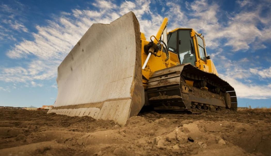 Și-a pierdut viaţa după ce a fost strivită de un buldozer în timp ce făcea plajă la malul mării