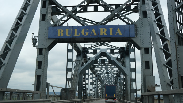 Șoferii așteaptă într-o coloană de trei kilometri, la granița de la Giurgiu, din cauza lucrărilor - bulgaria-1749988590.jpg