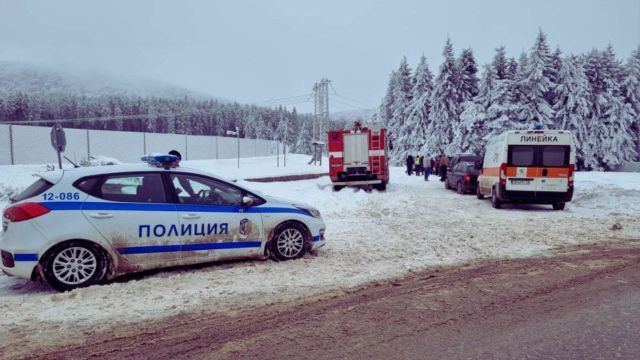 Trei bărbați găsiți împușcați în cap într-o cabană incendiată, păzită cu drone