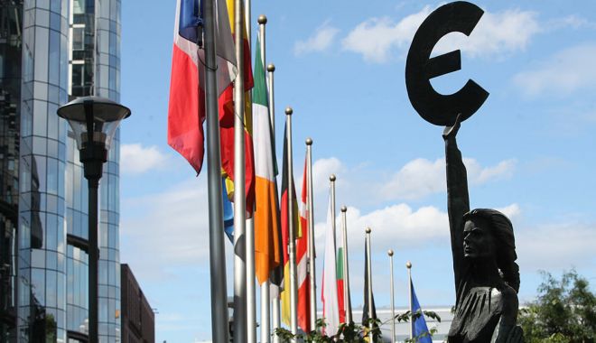 Bulgaria confirmă intenţia de a adera la euro la 1 ianuarie 2024 - bulgariaeuro-1652366102.jpg