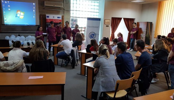 Discuții între polițiști și elevi, despre bullying și traficul de persoane - bullyingpolitistielevi-1571431383.jpg