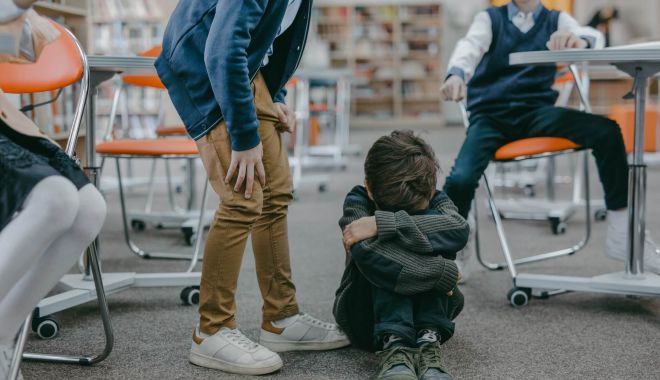 Lege adoptată - Minorul agresor şi părinţii acestuia, obligaţi să participe la consiliere psihologică