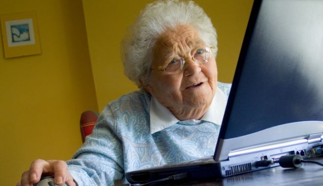 Când greșești adresa de e-mail - bunica-1549808209.jpg