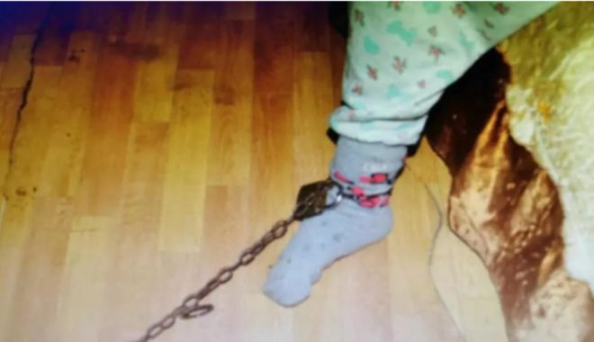 Primele declarații ale bunicii care și-a legat nepoata cu un lanț de piciorul patului