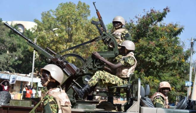 Românul răpit de teroriști, dus în Mali sau Niger - burkinafasoarmy3090629k47111600-1428228894.jpg