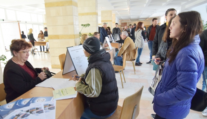 Ofertă săracă  pentru absolvenții  de studii superioare,  la Bursa locurilor de muncă - bursa-1490800001.jpg