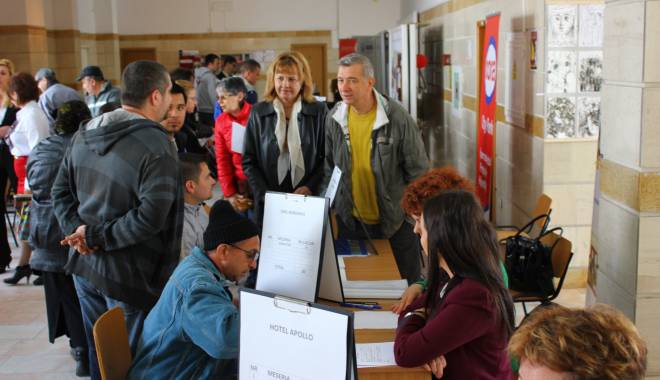 Îmbulzeală la bursa locurilor de muncă - bursalocurilordemunca14-1429864879.jpg