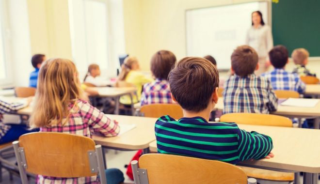 Ministerul Educaţiei: Aproape 460.000 de elevi vor lua bursă de merit - burse-1698412258.jpg