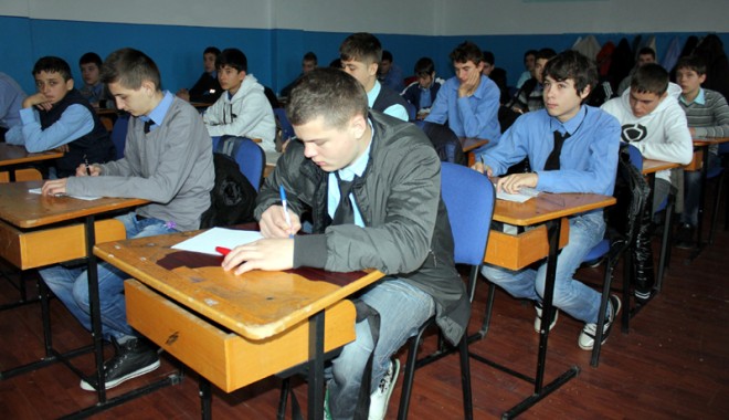 Elevii de la profesională,  păcăliți cu bursele de 180 lei - burseprofesionala-1350914424.jpg