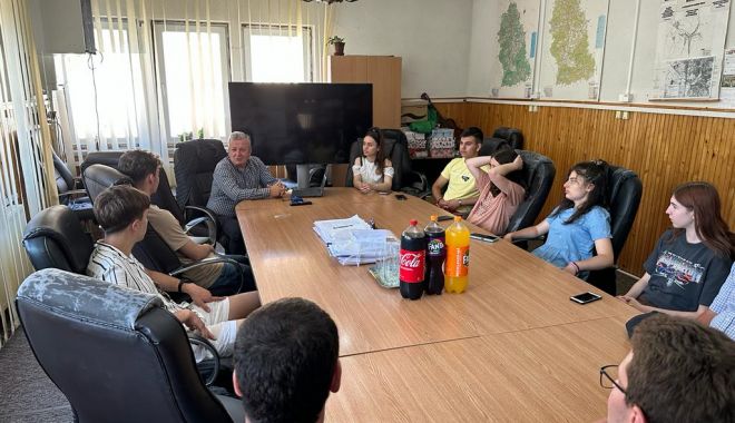 21 de elevi și studenți performanți vor primi bursa de merit a Academiei Române