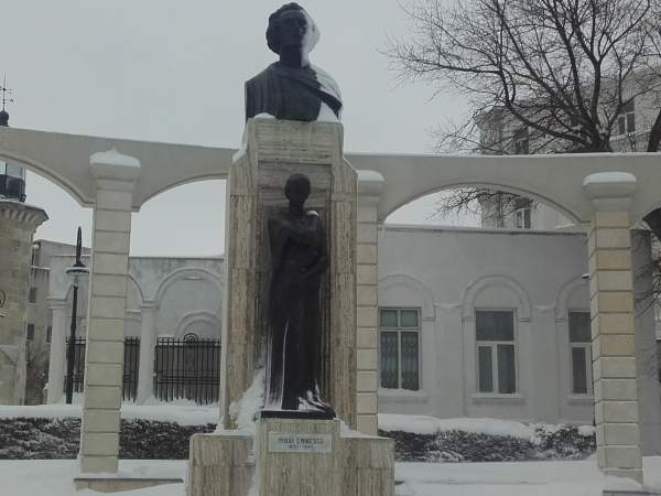 176 de ani de la nașterea lui Mihai Eminescu, reper al identității naționale - bustmihaieminescufalezacazinocon-1768463517.webp