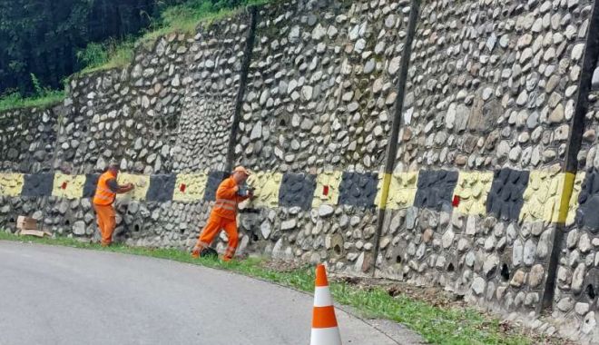 Ce se mai fură în România! Butonii luminoși de pe zidul de sprijin de pe dealul Bujorăscu au dispărut