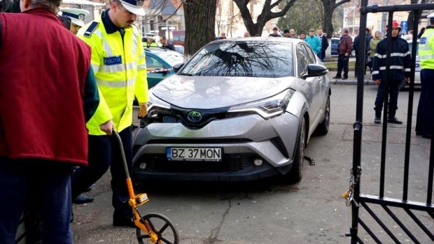 DOSAR PENAL pentru directoarea care a lovit cu mașina zece părinți care își așteptau copiii - buzau82021700-1513253416.jpg