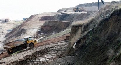 Faleza de la Eforie Sud se prăbușește sub ochii constructorilor - c03de839a4a3659642321f50d8b0259d.jpg