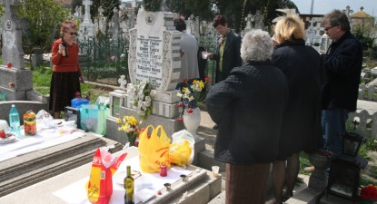 Credincioșii ortodocși își pomenesc morții de Paștele Blajinilor - c06047423e2b2352c776abe49c5b8fee.jpg