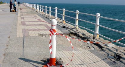 Crăpăturile de pe faleza din zona Cazinoului vor fi astupate până la deschiderea sezonul estival - c17984798490e748b4d66ea4708166dc.jpg