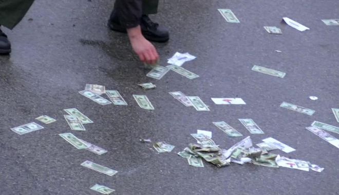 Autostradă acoperită cu bani! Sute de bancnote au căzut dintr-o mașină - c1f92ec063d544709fe55a375bf08132-1525418068.jpg