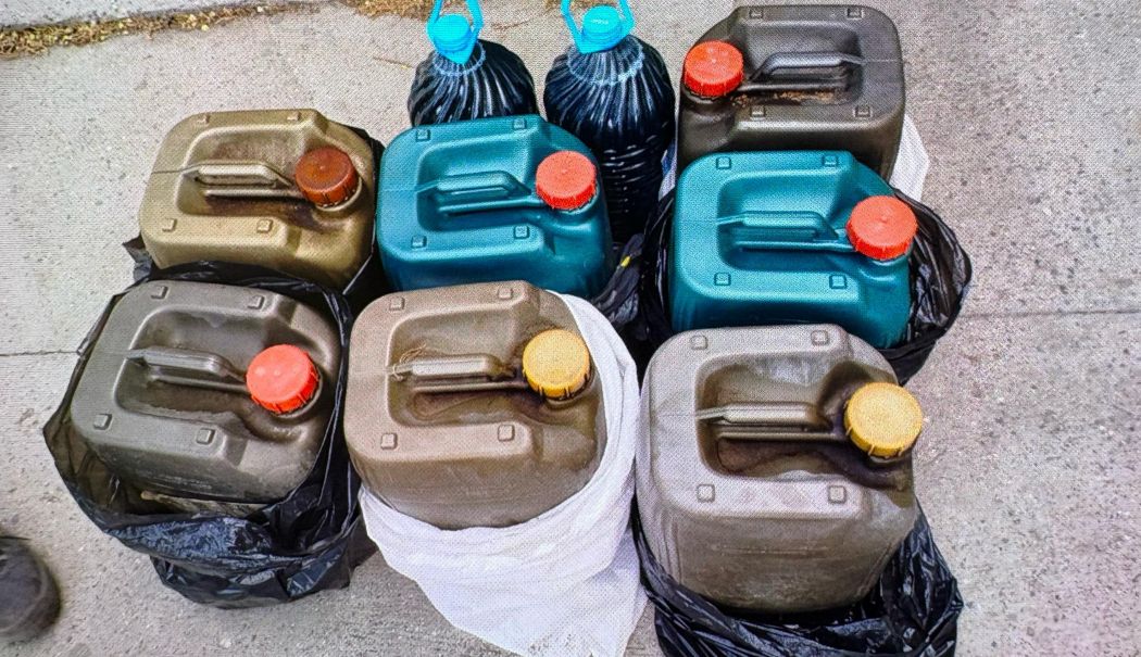 Bidoane cu combustibil, confiscate de jandarmi. Doi bărbați sunt cercetați